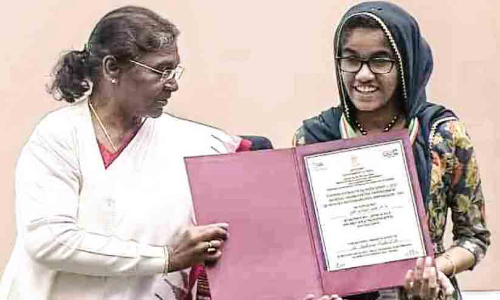 കേരളത്തിന്‍റെ അഭിമാനമായി ഫാത്തിമ അന്‍ഷി; രാഷ്ട്രപതിയിൽനിന്ന് പുരസ്കാരം ഏറ്റുവാങ്ങി