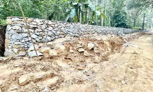 തോട്ടത്താങ്കണ്ടിക്കടവ് പാലം അപ്രോച് നിർമാണത്തിൽ അപാകത; ഭിത്തി പൊളിച്ചുമാറ്റാൻ നിർദേശം