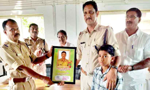 ഫുട്ബാൾ കളിക്കാൻ കൂട്ടിയില്ല; പരാതിയുമായി വന്ന കുട്ടിക്ക് ബാൾ വാങ്ങി നൽകി എസ്.ഐ