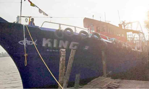 ചെറു മത്സ്യബന്ധനം: ബോട്ട് പിടിയിൽ ചെറു മത്സ്യബന്ധനം: ബോട്ട് പിടിയിൽ