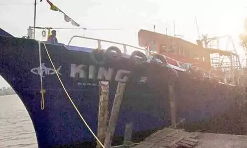 ചെറു മത്സ്യബന്ധനം: ബോട്ട് പിടിയിൽ ചെറു മത്സ്യബന്ധനം: ബോട്ട് പിടിയിൽ