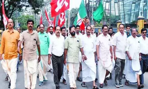 മേയറുടെ ഭവനത്തിൽ കയറിയുള്ള യു.ഡി.എഫ് സമരം; നഗരത്തിൽ ഇടത് പ്രതിഷേധം