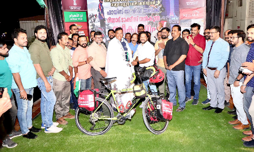 ഫാ​യി​സ് അ​ലി​ക്ക് റി​യാ​ദ് ടാ​ക്കീ​സ് സ്വീ​ക​ര​ണം ന​ൽ​കി