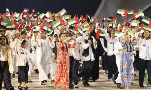 നി​ല​ക്കാ​തെ ആ​ഘോ​ഷ​ത്തി​ൽ ഇ​മാ​റാ​ത്ത്