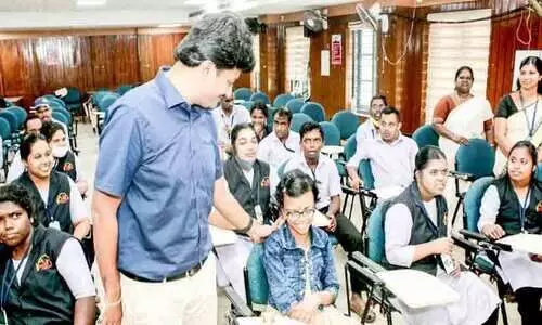 അവർ കാത്തിരുന്നു; കലക്ടർക്ക്​ പൂക്കൾ നൽകാൻ