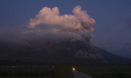 ഇ​ന്തോ​നേ​ഷ്യ​യി​ൽ അ​ഗ്നി​പ​ർ​വ​ത സ്ഫോ​ട​നം; 2000 പേ​രെ ഒ​ഴി​പ്പി​ച്ചു