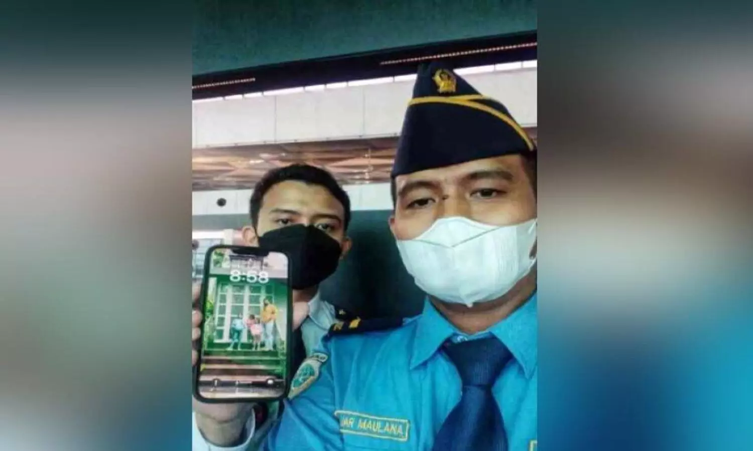 ജകാർത്തയിൽ നഷ്ടപ്പെട്ട ഐഫോൺ ഉടമസ്ഥന് തിരികെയെത്തിച്ച് വിമാനത്താവള ജീവനക്കാർ