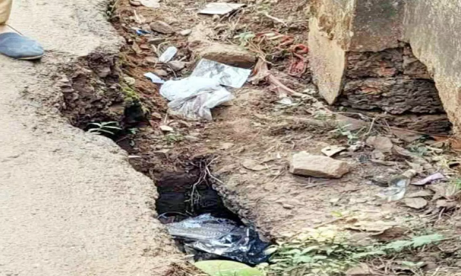 റോഡരികിൽ അപകടക്കുഴി