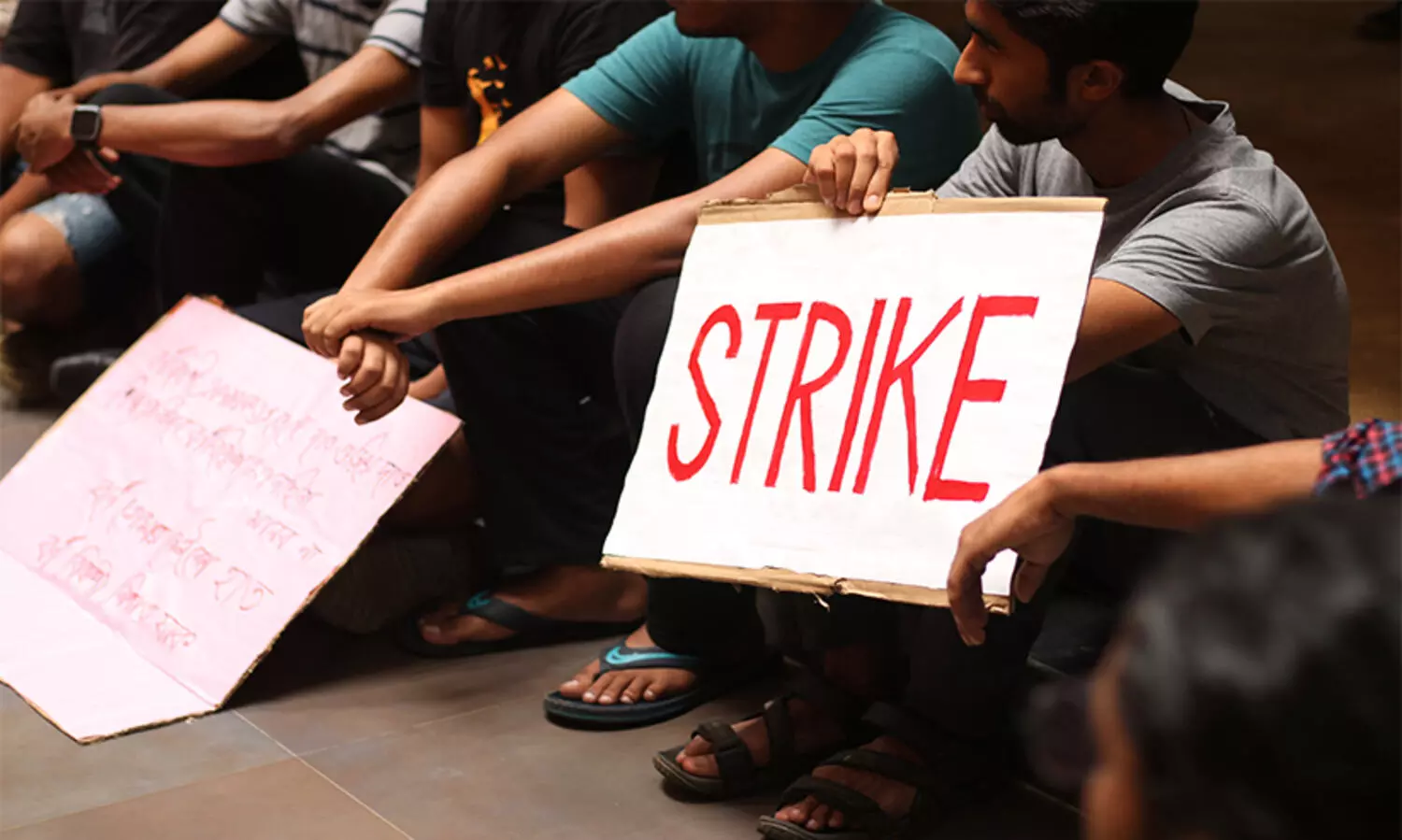 ഡയറക്ടർ പദവിയിൽ തുടരുന്നത് നിയമവിരുദ്ധമായെന്ന്; കെ.ആർ നാരാ‍യണൻ ഇൻസ്റ്റിറ്റ്യൂട്ടിലെ വിദ്യാർഥികൾ അനിശ്ചിതകാല സമരത്തിൽ