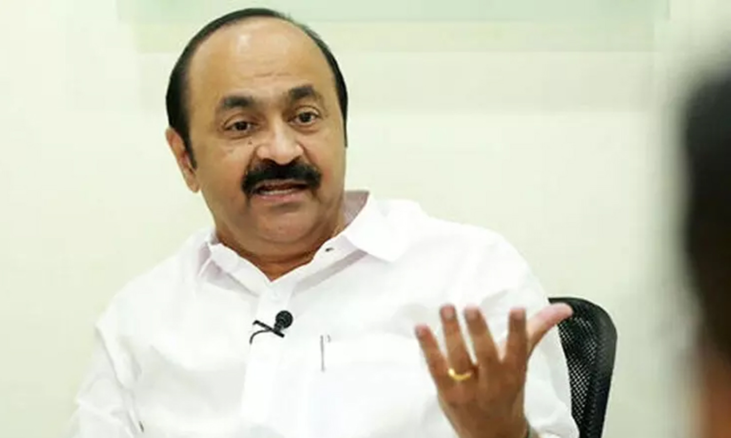 മുഖ്യമന്ത്രിയുടെ വകുപ്പില്‍ 300 പിൻവാതിൽ നിയമനം, എല്ലാ ജില്ലകളിലും സമാന്തര റിക്രൂട്ട്‌മെന്റ് സംഘങ്ങൾ -വി.ഡി സതീശൻ