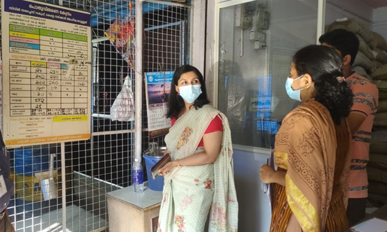 റേഷന്‍ കടയില്‍ കലക്ടറുടെ മിന്നല്‍ പരിശോധന