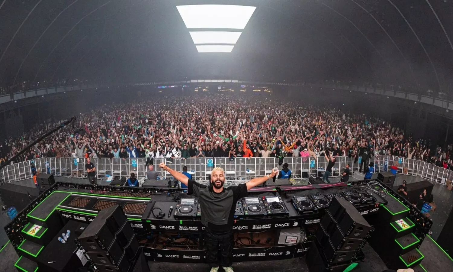 മിഡിൽ ബീസ്റ്റ് സാൻഡ്സ്റ്റോമിൽ വീശിയടിച്ച് സംഗീത കൊടുങ്കാറ്റ്, ആർത്തിരമ്പി യുവ മാനസങ്ങൾ