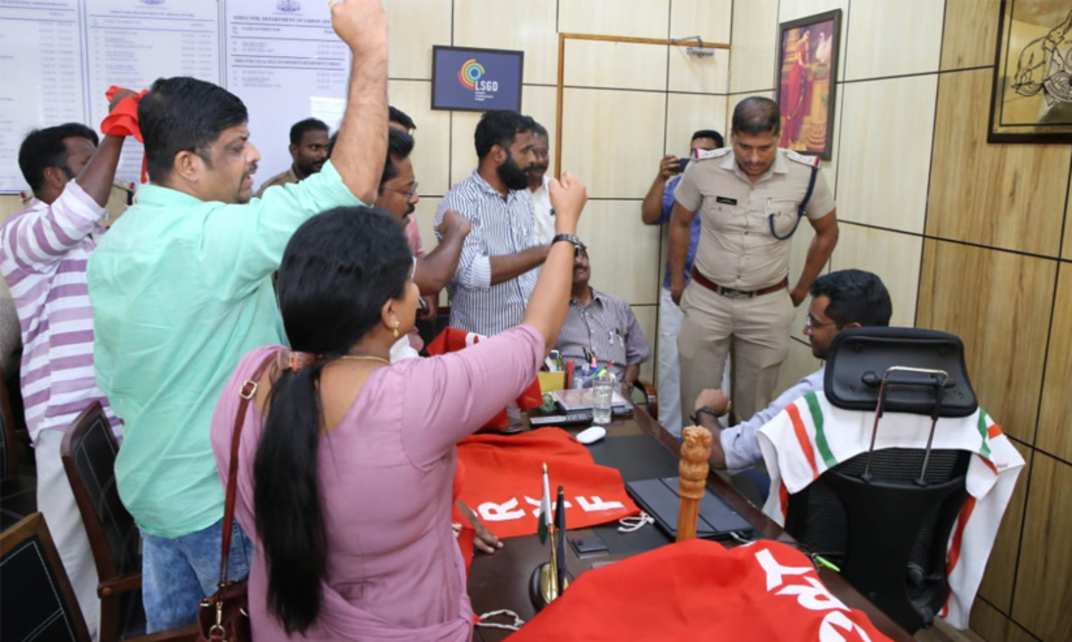 സംസ്ഥാന നഗരസഭാ ഡയറക്ടറെ ആർ.വൈ.എഫ് ഉപരോധിച്ചു