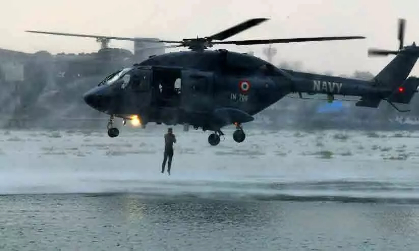 ആകാശംമുട്ടെ പോരാട്ടവീര്യവുമായി നാവികസേന അഭ്യാസപ്രകടനം