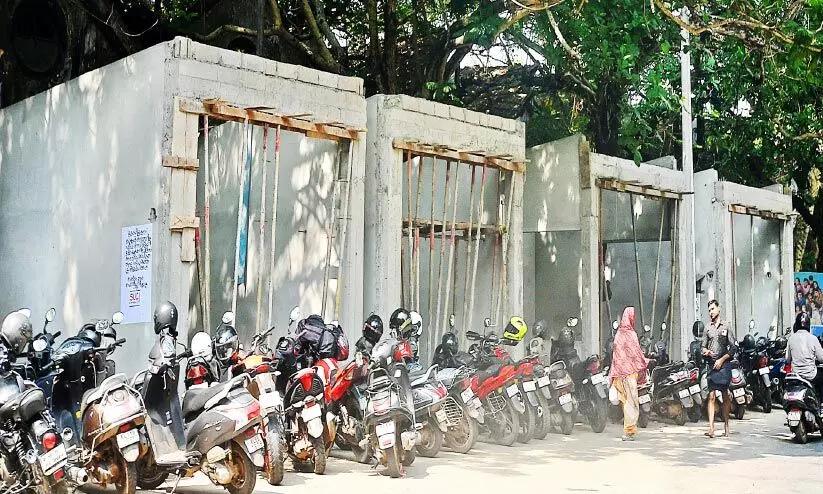 താൽക്കാലിക കടമുറി പണി തടഞ്ഞു; പാർക്കിങ് പ്ലാസക്ക് സ്ഥലമൊരുക്കൽ നീളും