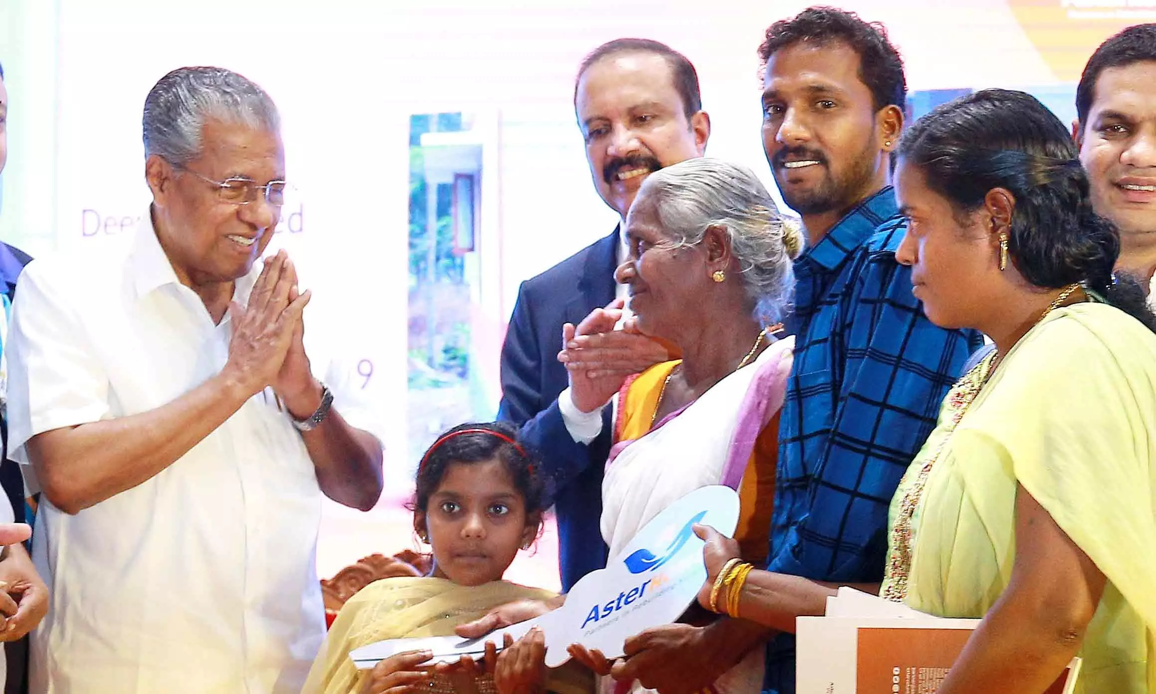 ഇരുൾ വഴിയിൽ വെളിച്ചമായവർ