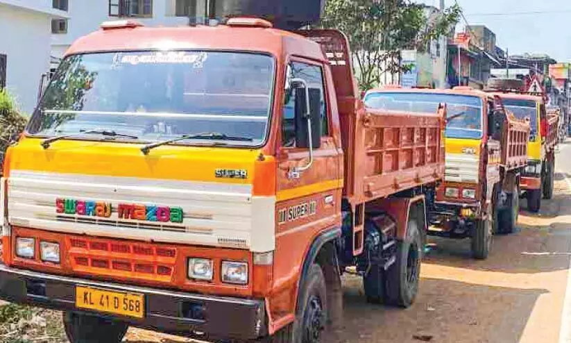 അനധികൃത മണ്ണെടുപ്പ്: എസ്കവേറ്ററും ടിപ്പർ ലോറികളും കസ്റ്റഡിയിൽ