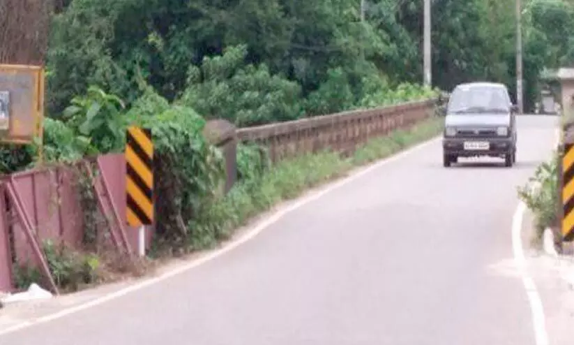 കുമ്മല്ലൂർ പാലം കുലുങ്ങുന്നു; ജനം ഭീതിയിൽ കുമ്മല്ലൂർ പാലം കുലുങ്ങുന്നു; ജനം ഭീതിയിൽ