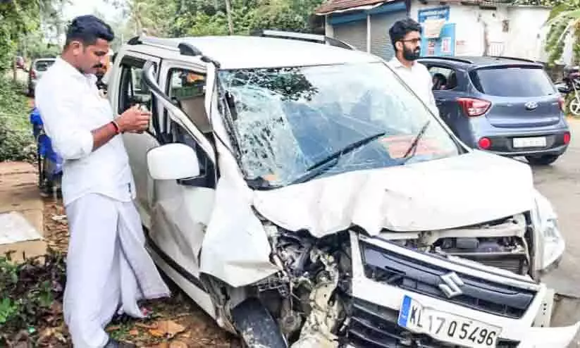ശബരിമല തീർഥാടകർ സഞ്ചരിച്ച കാറും ടോറസും കൂട്ടിയിടിച്ച് നാലുപേർക്ക് പരിക്ക് ശബരിമല തീർഥാടകർ സഞ്ചരിച്ച കാറും ടോറസും കൂട്ടിയിടിച്ച് നാലുപേർക്ക് പരിക്ക്