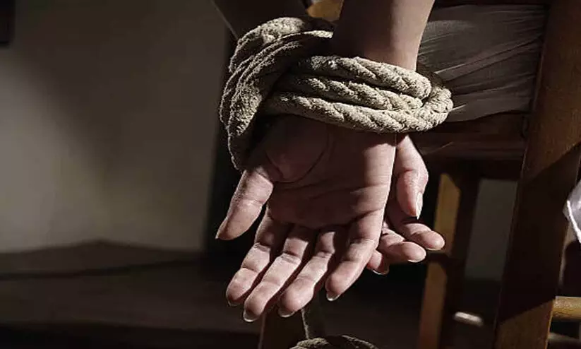 യു.പിയിൽ പൊലീസുകാരിയെ ബലാത്സംഗം ചെയ്ത ഇൻസ്പെക്ടറെ തട്ടിക്കൊണ്ടുപോയ രണ്ട് വനിതാ പൊലീസുകാർ അറസ്റ്റിൽ യു.പിയിൽ പൊലീസുകാരിയെ ബലാത്സംഗം ചെയ്ത ഇൻസ്പെക്ടറെ തട്ടിക്കൊണ്ടുപോയ രണ്ട് വനിതാ പൊലീസുകാർ അറസ്റ്റിൽ