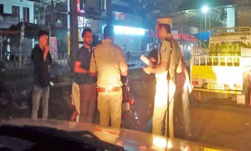 മാലിന്യസഞ്ചിയുമായി ജനം തെരുവിൽ; കാത്തിരുന്ന് പിടികൂടി ആരോഗ്യവിഭാഗം മാലിന്യസഞ്ചിയുമായി ജനം തെരുവിൽ; കാത്തിരുന്ന് പിടികൂടി ആരോഗ്യവിഭാഗം