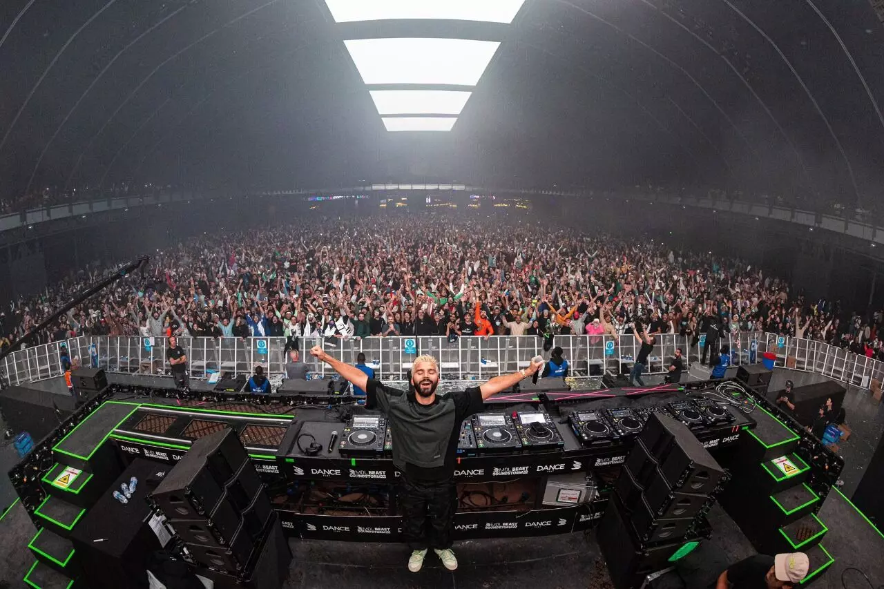 മിഡിൽ ബീസ്റ്റ് സാൻഡ്സ്റ്റോമിൽ വീശിയടിച്ച് സംഗീത കൊടുങ്കാറ്റ്, ആർത്തിരമ്പി യുവ മാനസങ്ങൾ