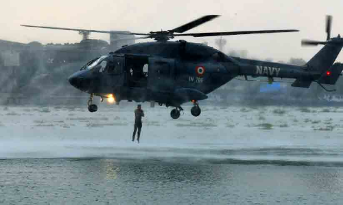 ആകാശംമുട്ടെ പോരാട്ടവീര്യവുമായി നാവികസേന അഭ്യാസപ്രകടനം