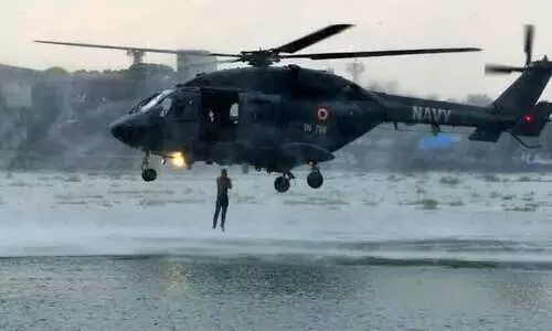 ആകാശംമുട്ടെ പോരാട്ടവീര്യവുമായി നാവികസേന അഭ്യാസപ്രകടനം