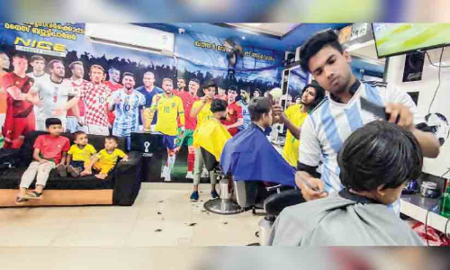 തലയിൽ കയറിയ ഫുട്ബാൾ ആവേശം