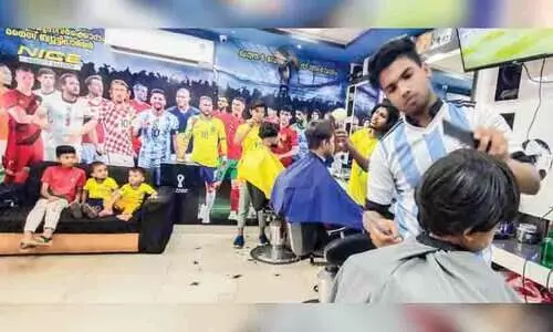 തലയിൽ കയറിയ ഫുട്ബാൾ ആവേശം