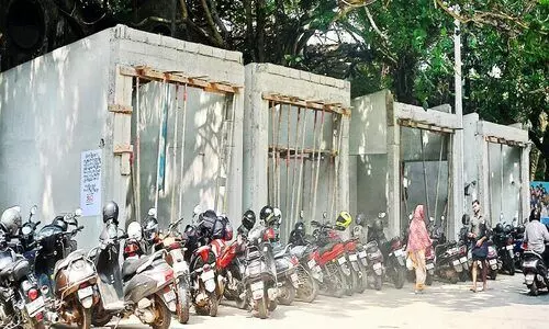 താൽക്കാലിക കടമുറി പണി തടഞ്ഞു; പാർക്കിങ് പ്ലാസക്ക് സ്ഥലമൊരുക്കൽ നീളും