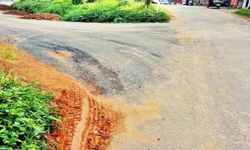 നിർമാണം പൂർത്തിയായി ഒരു മാസത്തിനകം റോഡ് തകർന്നു നിർമാണം പൂർത്തിയായി ഒരു മാസത്തിനകം റോഡ് തകർന്നു