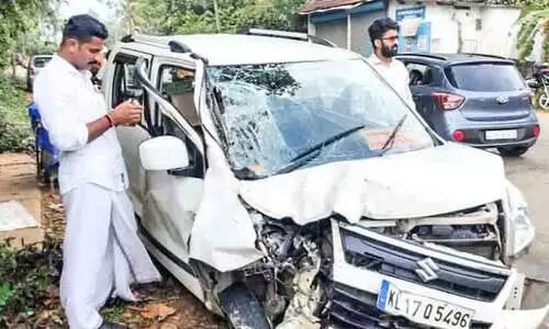 ശബരിമല തീർഥാടകർ സഞ്ചരിച്ച കാറും ടോറസും കൂട്ടിയിടിച്ച് നാലുപേർക്ക് പരിക്ക്