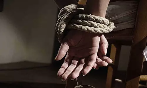 യു.പിയിൽ പൊലീസുകാരിയെ ബലാത്സംഗം ചെയ്ത ഇൻസ്‍പെക്ടറെ തട്ടിക്കൊണ്ടുപോയ രണ്ട് വനിതാ പൊലീസുകാർ അറസ്റ്റിൽ