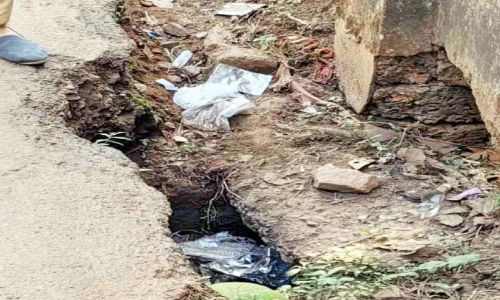 റോഡരികിൽ അപകടക്കുഴി