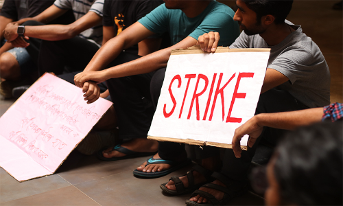 ഡയറക്ടർ പദവിയിൽ തുടരുന്നത് നിയമവിരുദ്ധമായെന്ന്; കെ.ആർ നാരാ‍യണൻ ഇൻസ്റ്റിറ്റ്യൂട്ടിലെ വിദ്യാർഥികൾ അനിശ്ചിതകാല സമരത്തിൽ