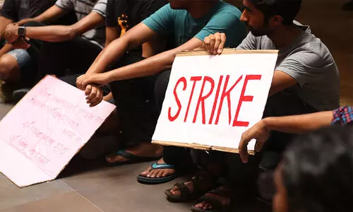 ഡയറക്ടർ പദവിയിൽ തുടരുന്നത് നിയമവിരുദ്ധമായെന്ന്; കെ.ആർ നാരാ‍യണൻ ഇൻസ്റ്റിറ്റ്യൂട്ടിലെ വിദ്യാർഥികൾ അനിശ്ചിതകാല സമരത്തിൽ