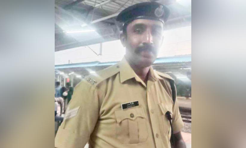 ട്രെയിനിൽ ഓടിക്കയറവേ അപകടം; യുവതിക്ക് രക്ഷകനായി റെയിൽവേ പൊലീസ് ഉദ്യോഗസ്ഥൻ ട്രെയിനിൽ ഓടിക്കയറവേ അപകടം; യുവതിക്ക് രക്ഷകനായി റെയിൽവേ പൊലീസ് ഉദ്യോഗസ്ഥൻ