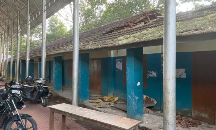 അസൗകര്യങ്ങളില് വീപ്പുമുട്ടി ഇരുവേലി സര്ക്കാര് ഹൈസ്കൂള് അസൗകര്യങ്ങളില് വീപ്പുമുട്ടി ഇരുവേലി സര്ക്കാര് ഹൈസ്കൂള്