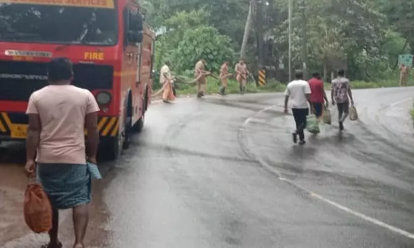 ആറ്റിങ്ങൽ-വെഞ്ഞാറമൂട് റോഡിൽ ഓയിൽ പടർന്ന് അപകടം; റോഡ് കഴുകി ഫയർഫോഴ്സ് ആറ്റിങ്ങൽ-വെഞ്ഞാറമൂട് റോഡിൽ ഓയിൽ പടർന്ന് അപകടം; റോഡ് കഴുകി ഫയർഫോഴ്സ്