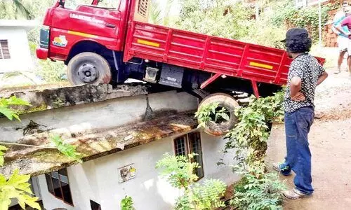നിയന്ത്രണംവിട്ട ലോറി വീടിനു മുകളിലേക്ക് ഇടിച്ചുകയറി