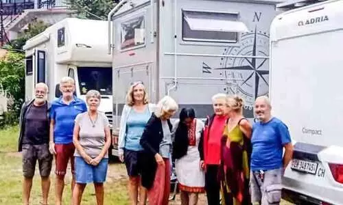 കാരവനുകളുമായി ലോകംചുറ്റുന്ന വിദേശസഞ്ചാരികൾ തേക്കടിയിൽ