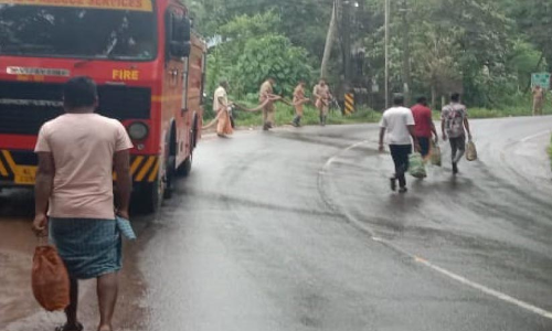 ആറ്റിങ്ങൽ-വെഞ്ഞാറമൂട് റോഡിൽ ഓയിൽ പടർന്ന് അപകടം; റോഡ് കഴുകി ഫയർഫോഴ്സ്