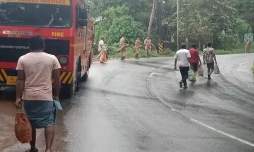 ആറ്റിങ്ങൽ-വെഞ്ഞാറമൂട് റോഡിൽ ഓയിൽ പടർന്ന് അപകടം; റോഡ് കഴുകി ഫയർഫോഴ്സ്