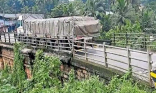 വാളക്കോട് പാലത്തിൽ ഗതാഗതക്കുരുക്ക്; യാത്രക്കാർ ദുരിതത്തിൽ