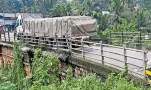 വാളക്കോട് പാലത്തിൽ ഗതാഗതക്കുരുക്ക്; യാത്രക്കാർ ദുരിതത്തിൽ