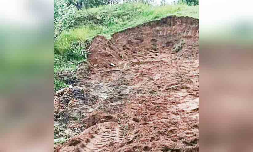 കുളങ്ങൾ ആഴം കൂട്ടിയ മണ്ണ് അനധികൃതമായി കടത്തുന്നു