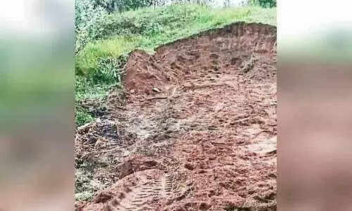 കുളങ്ങൾ ആഴം കൂട്ടിയ മണ്ണ് അനധികൃതമായി കടത്തുന്നു