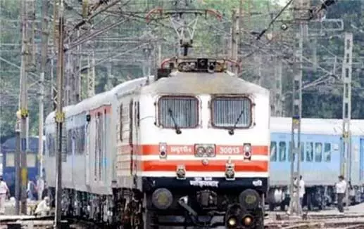 ട്രെയിൻ എൻജിൻ പാളം തെറ്റി; ഗതാഗതം തടസ്സപ്പെട്ടു