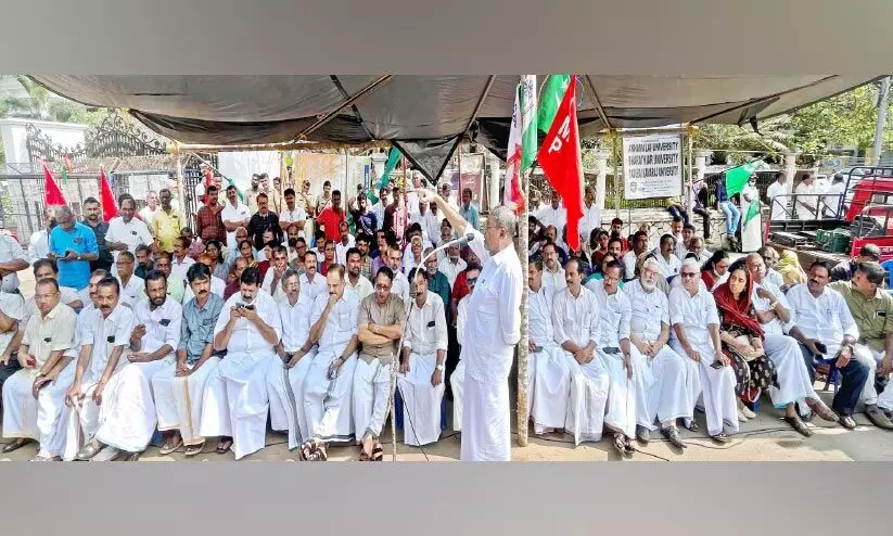 കോർപറേഷന്റെ കോടികൾ തട്ടിയ സംഭവം; ഭരണ-പ്രതിപക്ഷ പോരിന് മൂർച്ച കൂടി